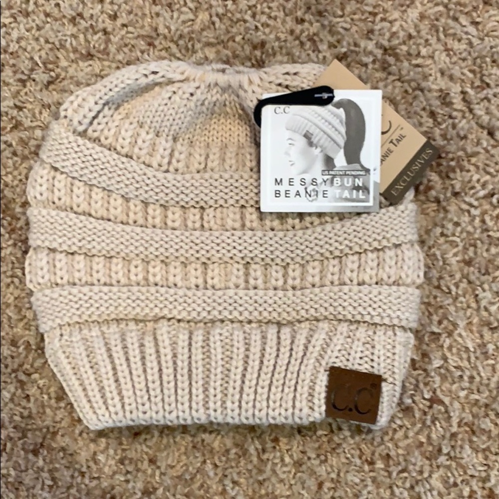 Beanie with pony tail opening